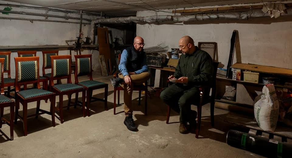 Шарль Мішель в Одесі. Нарада в бомбосховищі з Денисом Шмигалем під час ракетного обстрілу