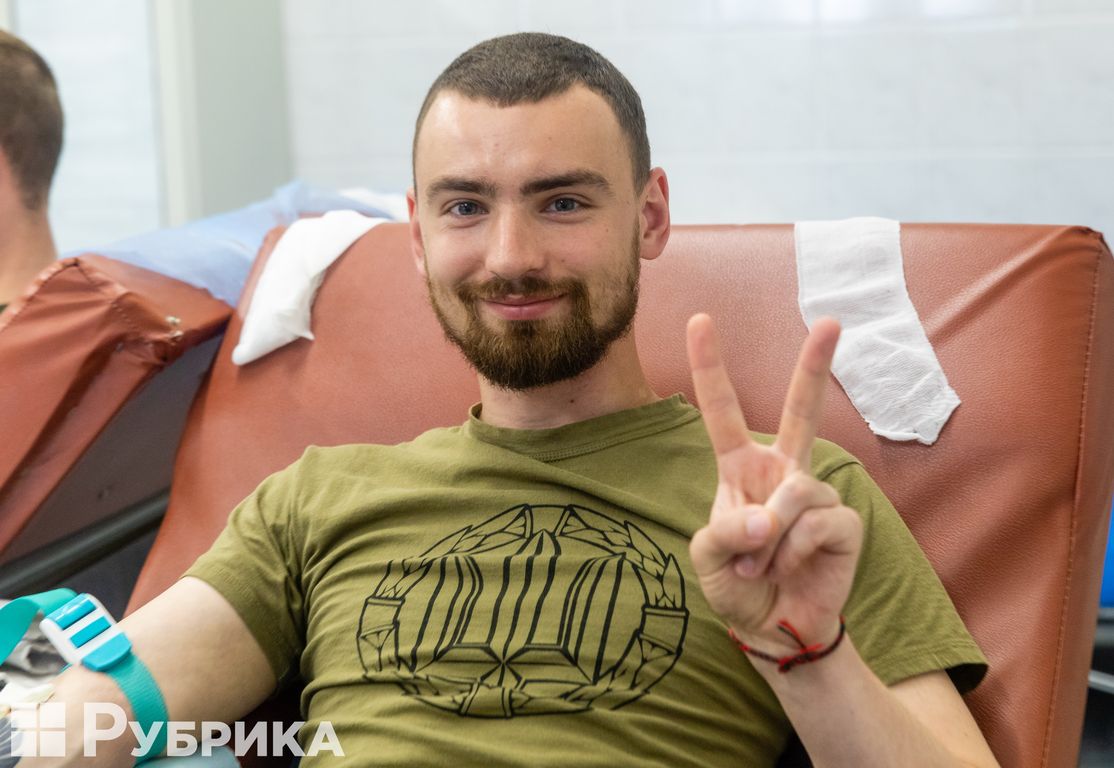 Врятувати життя на передовій з тилу: як у Києві бійці ТРО здають кров