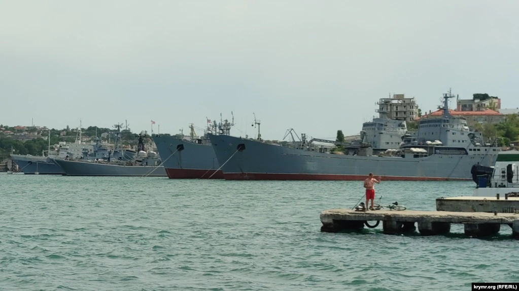 Великі десантні кораблі в Південній затоці Севастополя