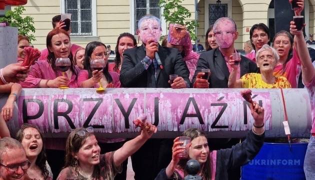 У Варшаві під посольством Угорщини відбувся перфоменс на знак протесту щодо позиції Будапешта стосовно санкцій проти рф