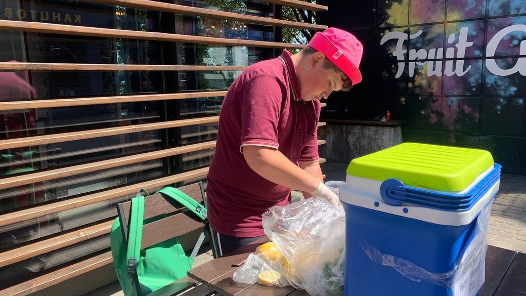 У Тернополі 12-річний хлопець-переселенець готує та продає лимонад: зібрані гроші передасть на ЗСУ