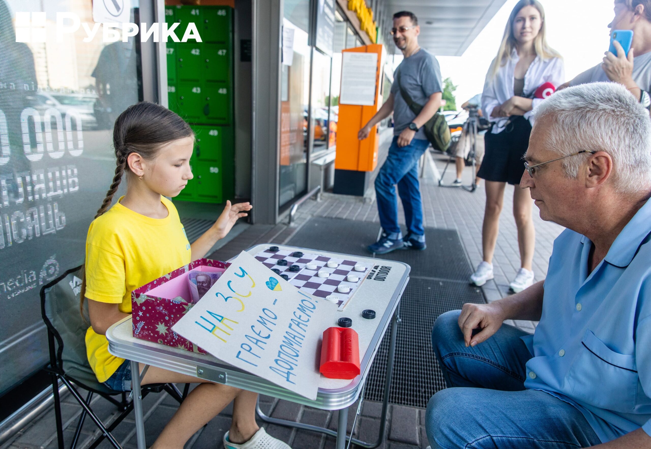 У Києві 10-річна чемпіонка світу з шашок збирає гроші для ЗСУ