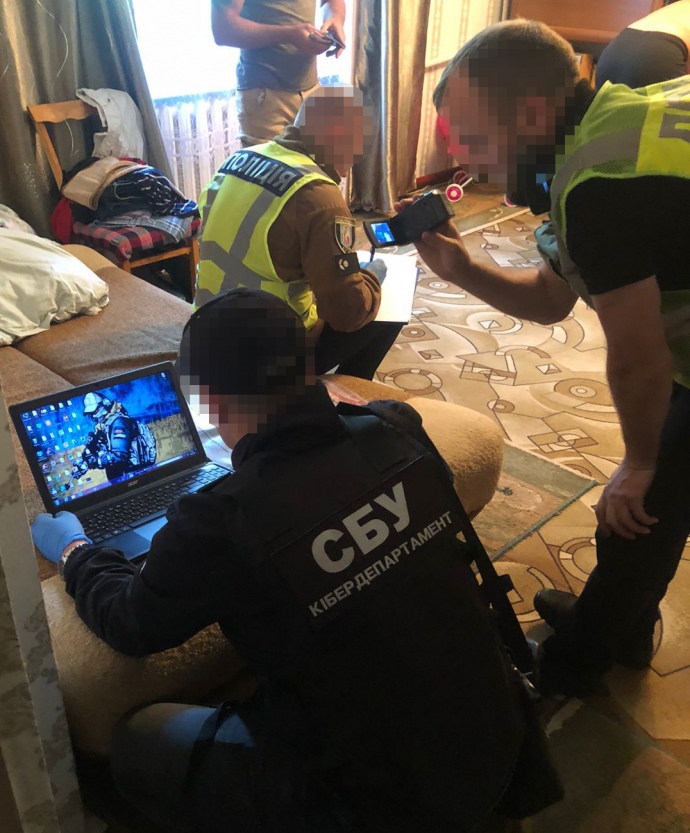 Правоохоронці обшукують помешкання псевдоволонтера в Києві