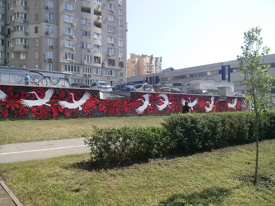 У Києві з'явився 70-метровий патріотичний мурал із символічними птахами