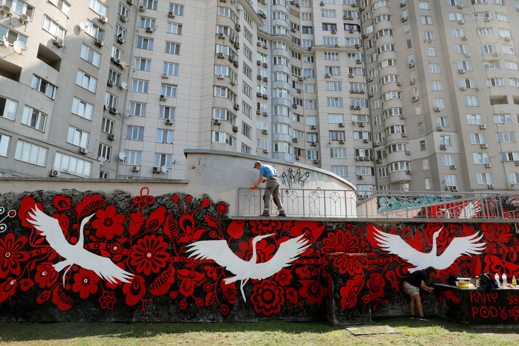 У Києві з'явився 70-метровий патріотичний мурал із символічними птахами
