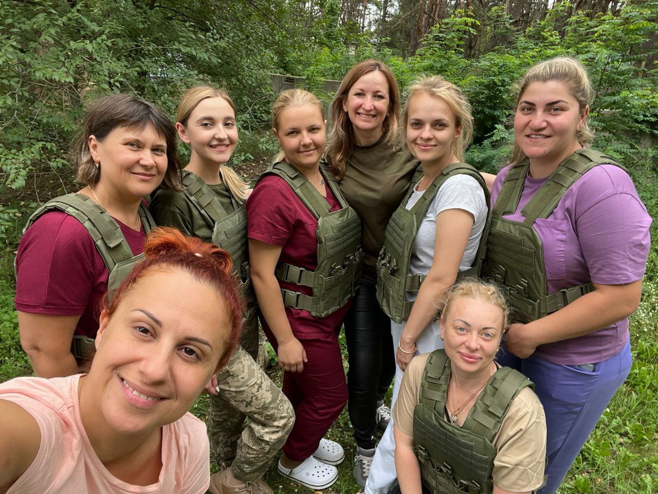 Українські медсестри отримали полегшені жіночі бронежилети