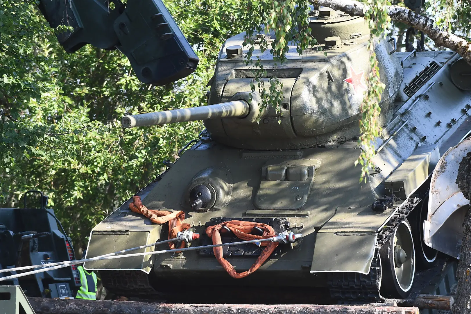 Демонтаж танка, Нарва, Естонія