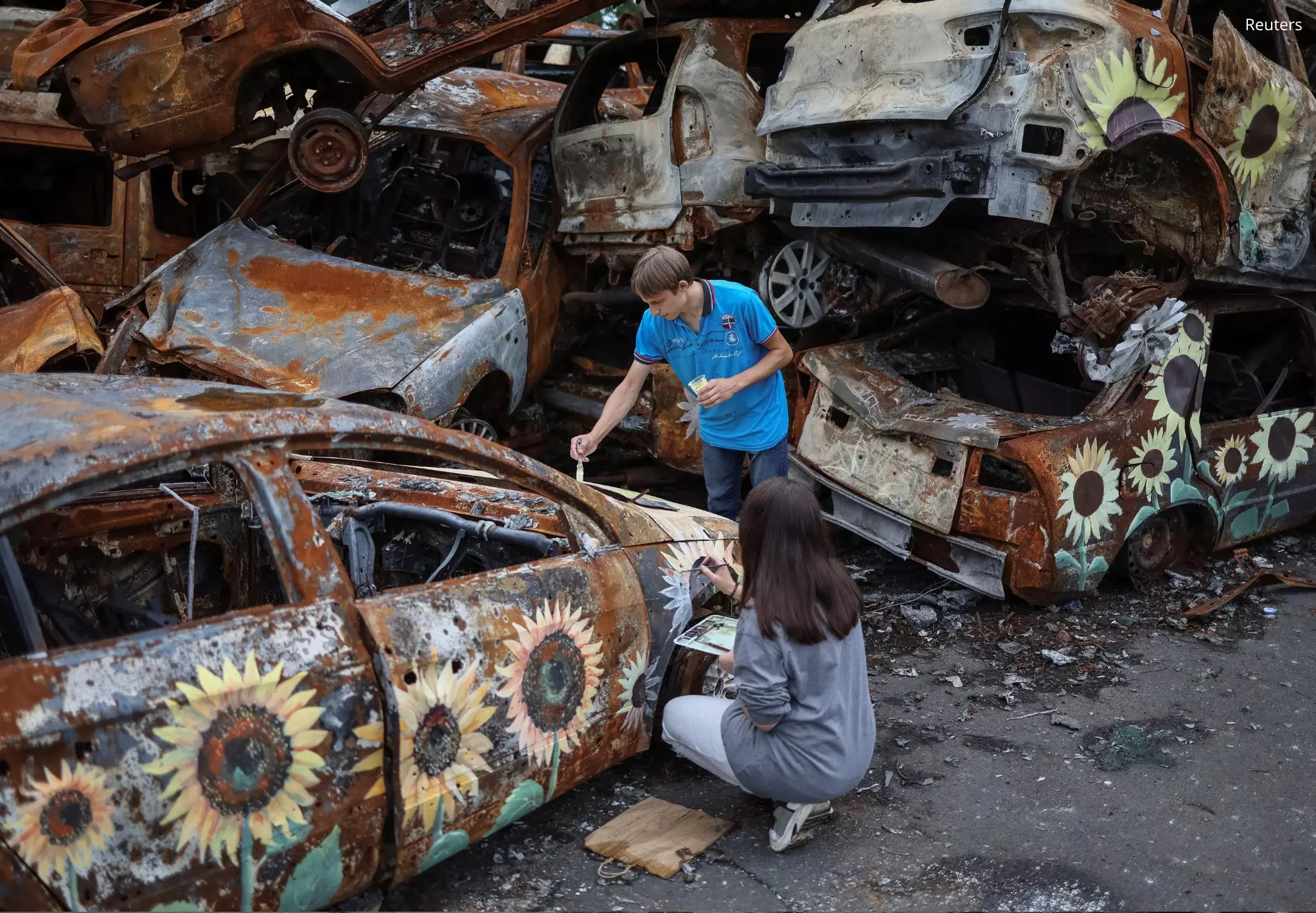 Художники розмальовують соняшниками пошкоджені автомобілі в Ірпені