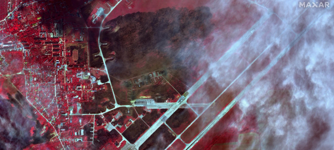 Maxar опублікувала нові супутникові знімки авіабази рф у Криму після вибухів