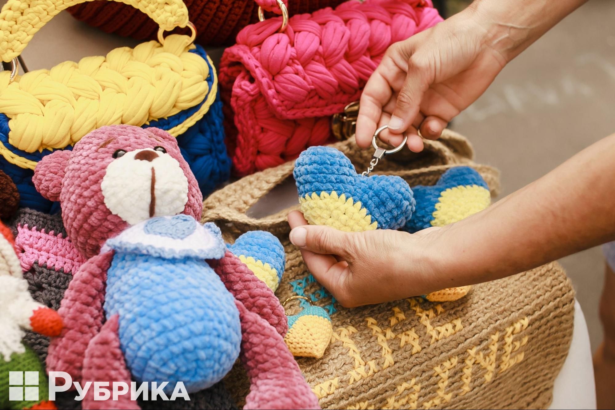 Іграшкові зайчики й сумки на захисті України: як мама й донька в'яжуть гачком та допомагають купити безпілотник для ЗСУ