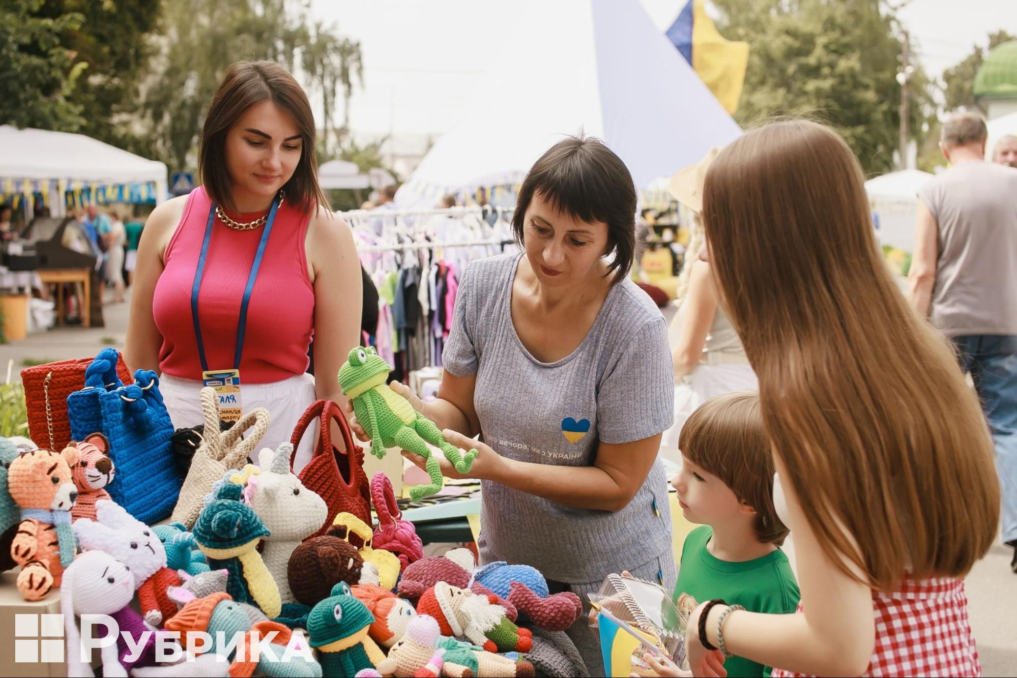 Іграшкові зайчики й сумки на захисті України: як мама й донька в'яжуть гачком та допомагають купити безпілотник для ЗСУ