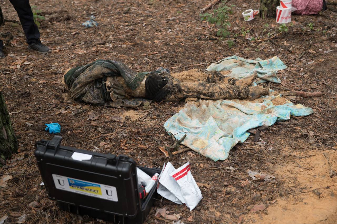 На місці масового поховання в Ізюмі виявлено понад 400 тіл