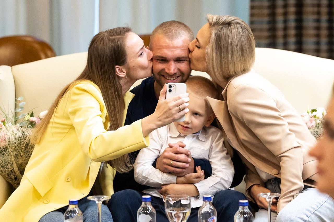 Командири Азову зустрілися з родинами