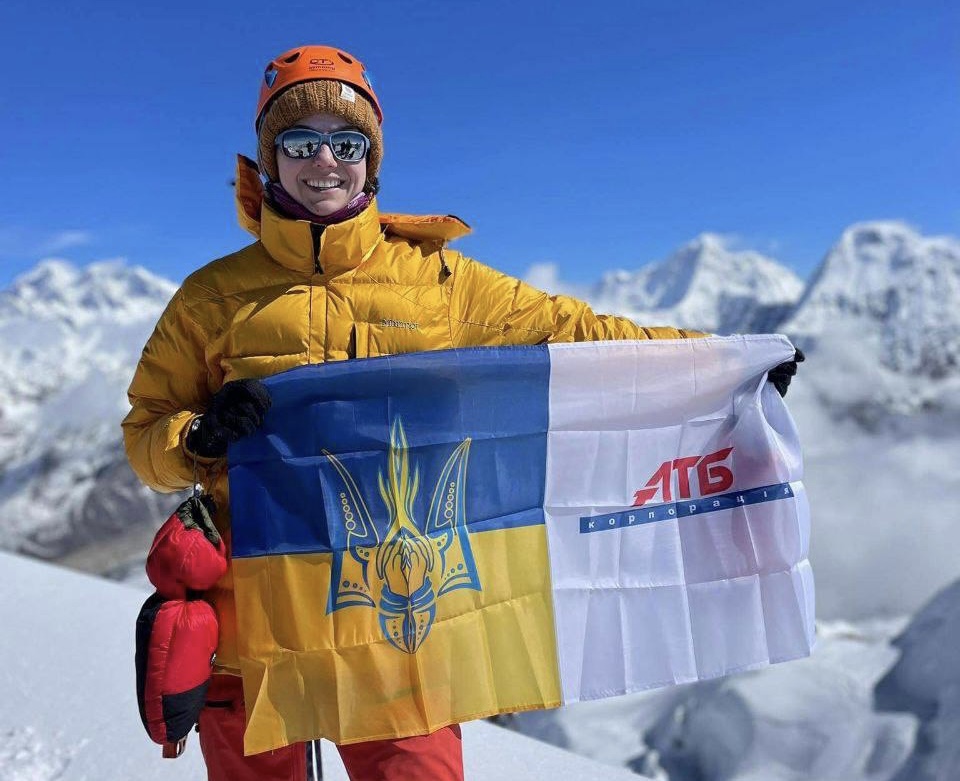 Прапор України на горі в Непалі