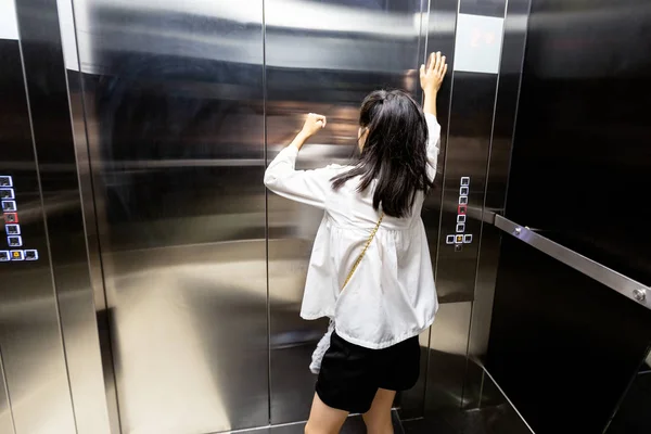 застряг у ліфті