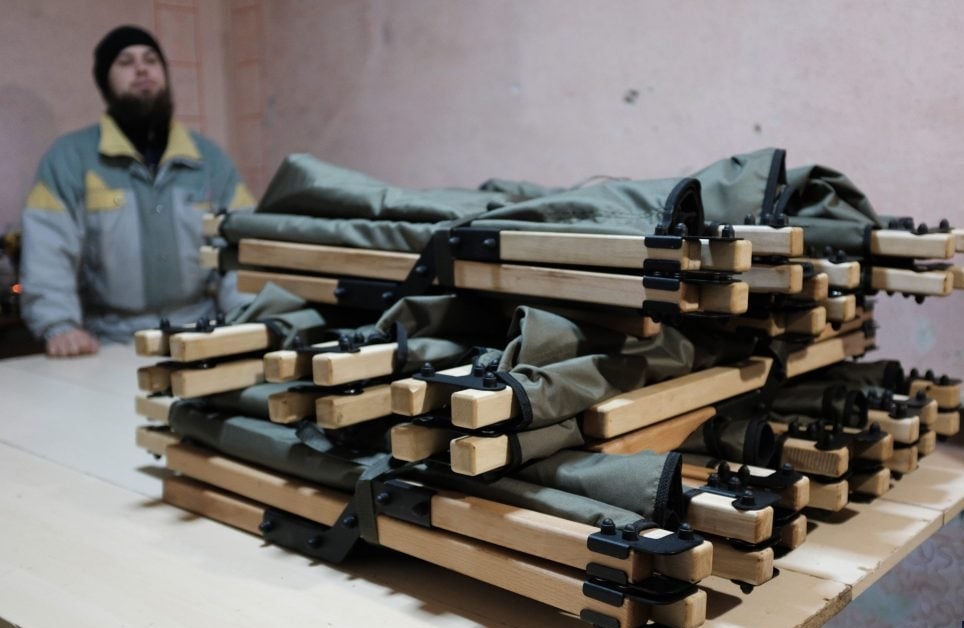 Чернівецькі майстри виготовляють ліжка для захисників 