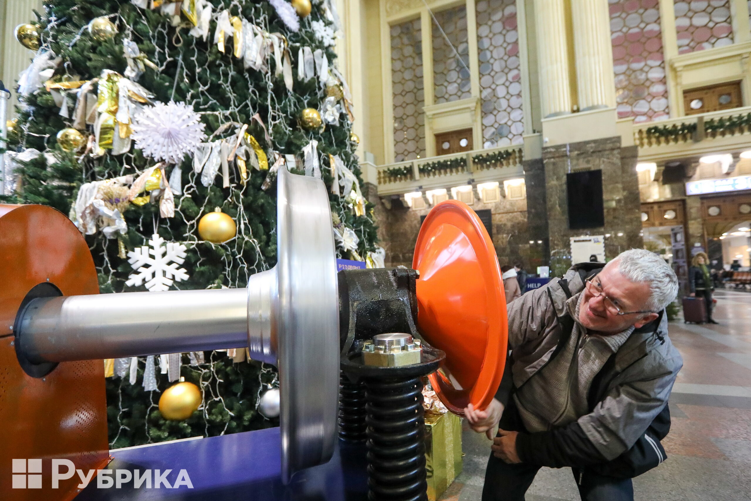 У Києві новорічну ялинку засвітили за допомогою велосипеда