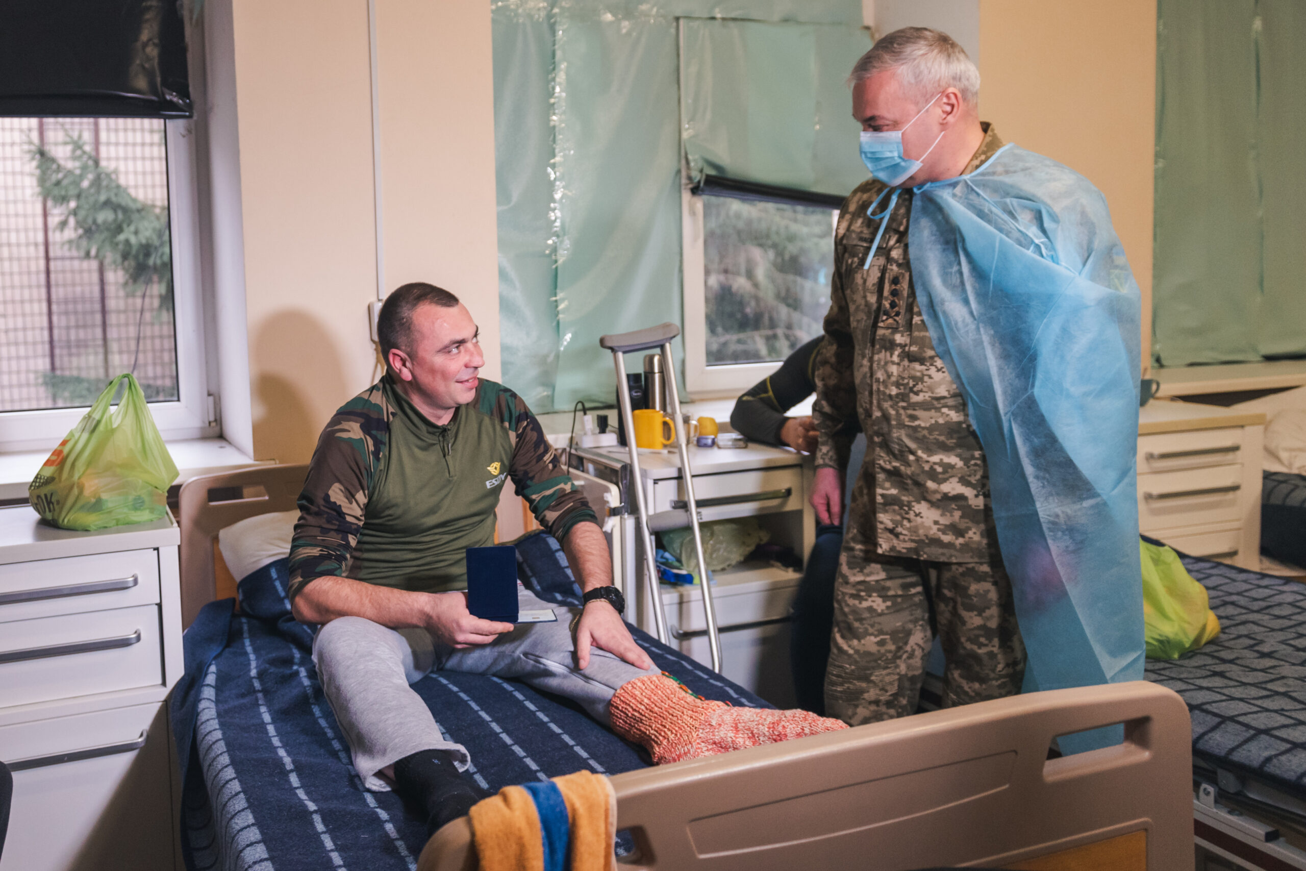 Командувач Об'єднаних сил відвідав шпиталь із пораненими бійцями ЗСУ: відео