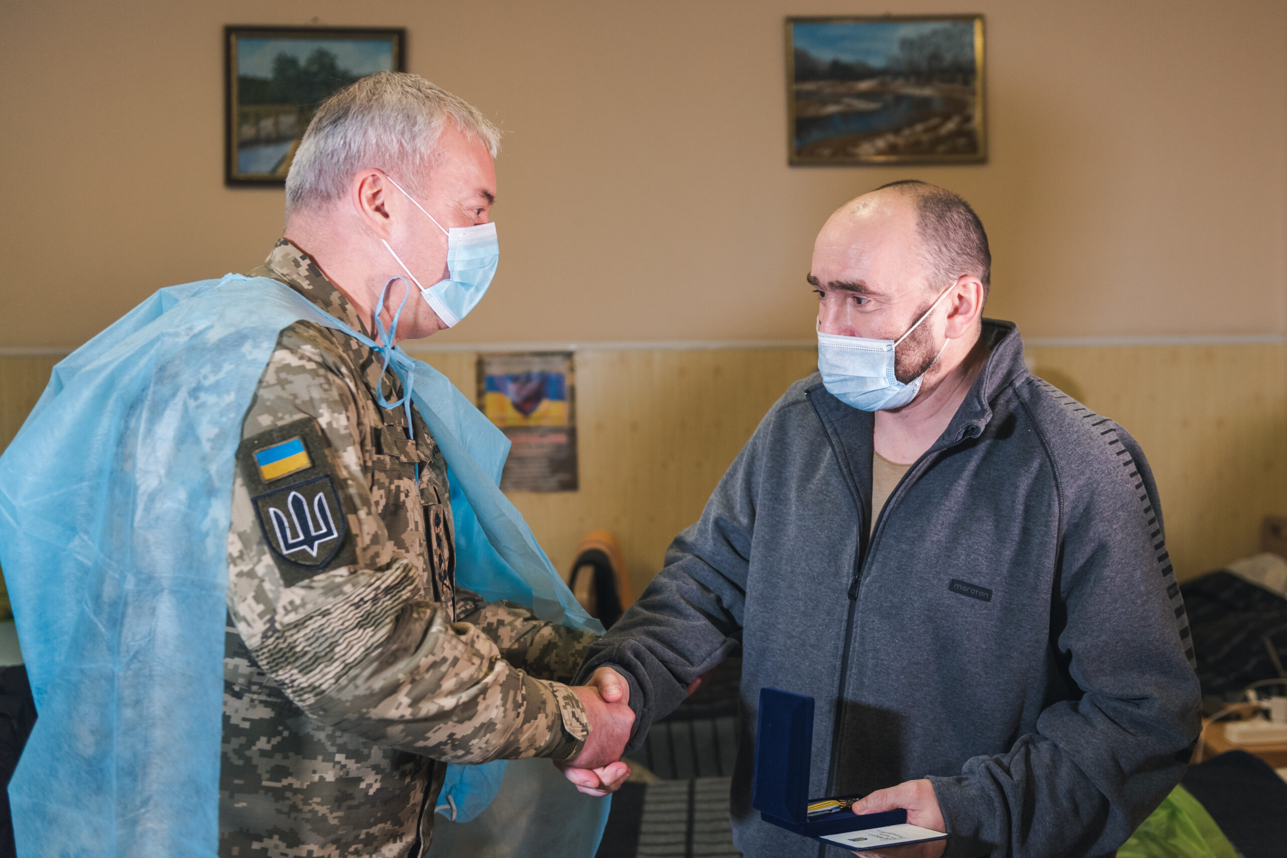 Командувач Об'єднаних сил відвідав шпиталь із пораненими бійцями ЗСУ: відео