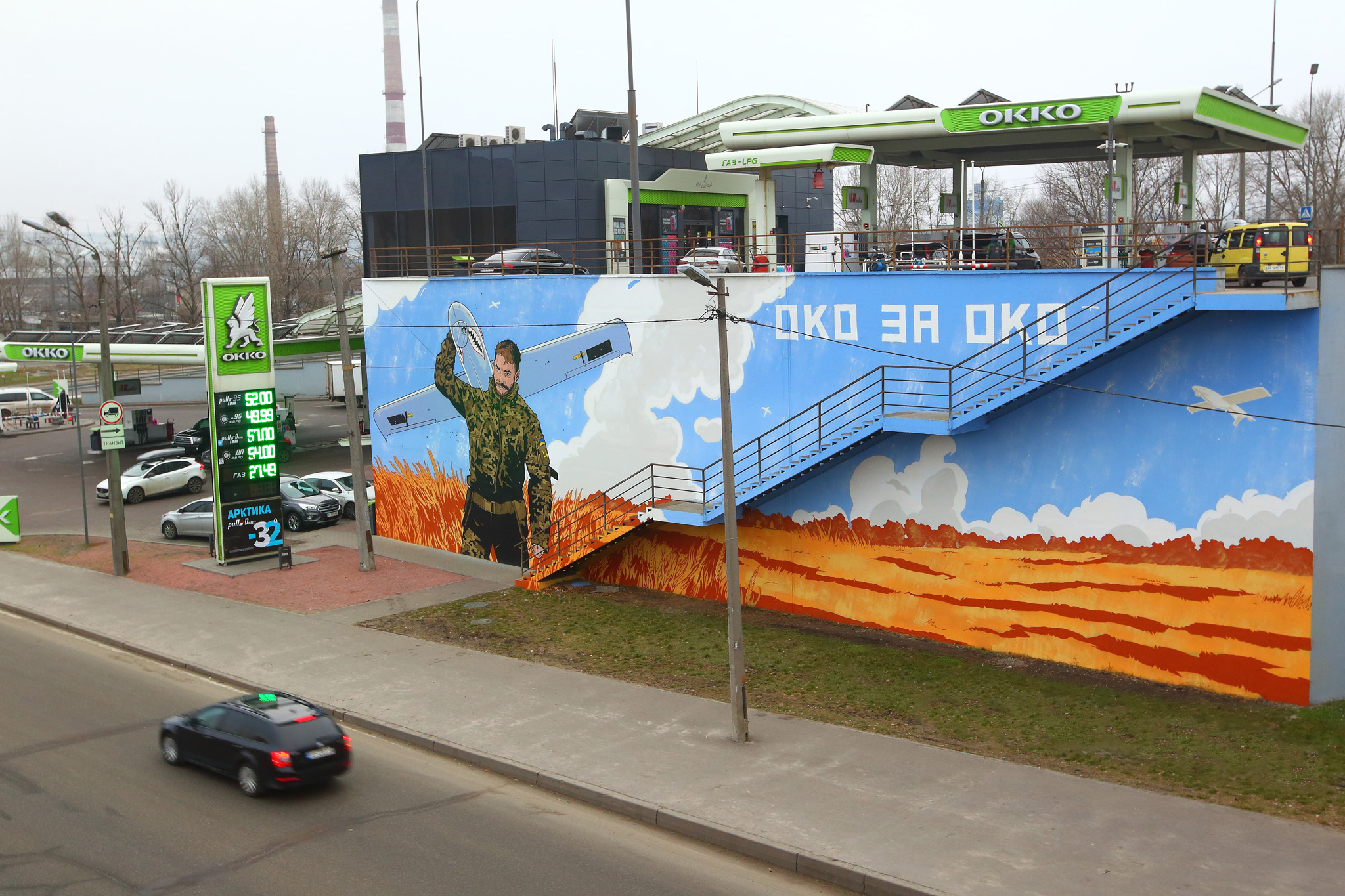 У Києві на автозаправці ОККО з'явився 30-метровий мурал із українським Shark