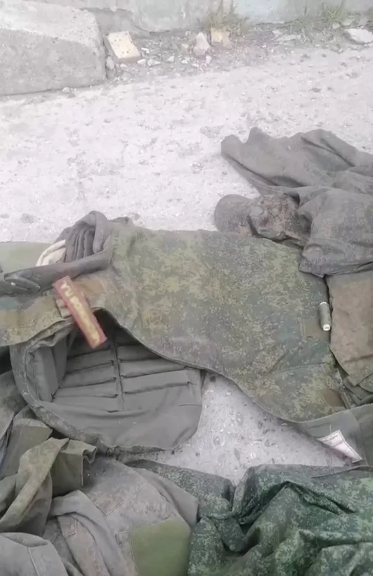 російським військовим видають амуніцію, зняту з ліквідованих товаришів