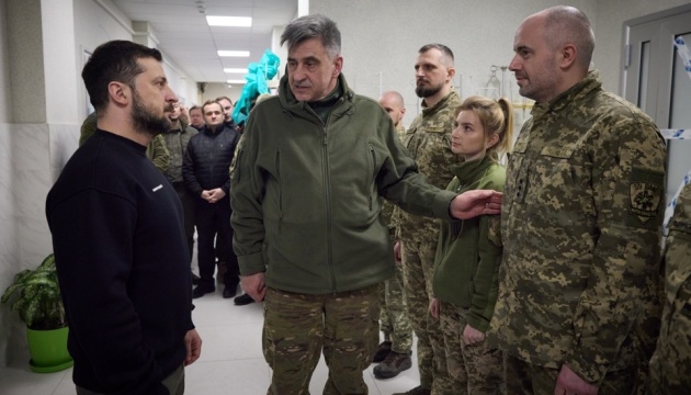 Президент у госпіталі на Донеччині вручив нагороди військовим 
