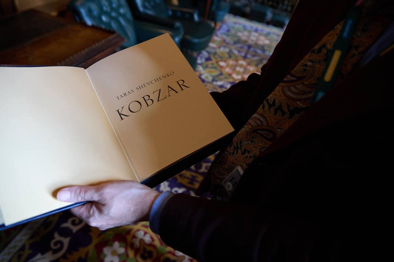 Стефанчук передав англійську версію «Кобзаря» до бібліотеки Парламенту Сполученого Королівства