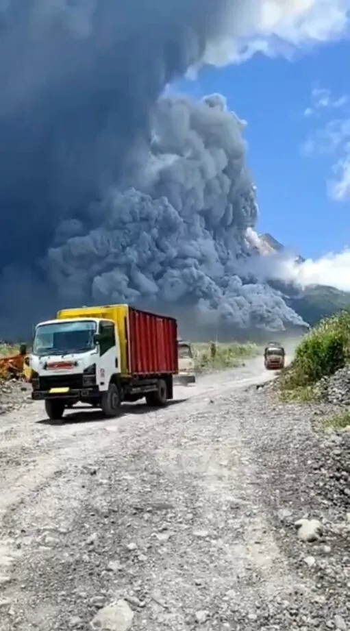Індонезія, виверження вулкана