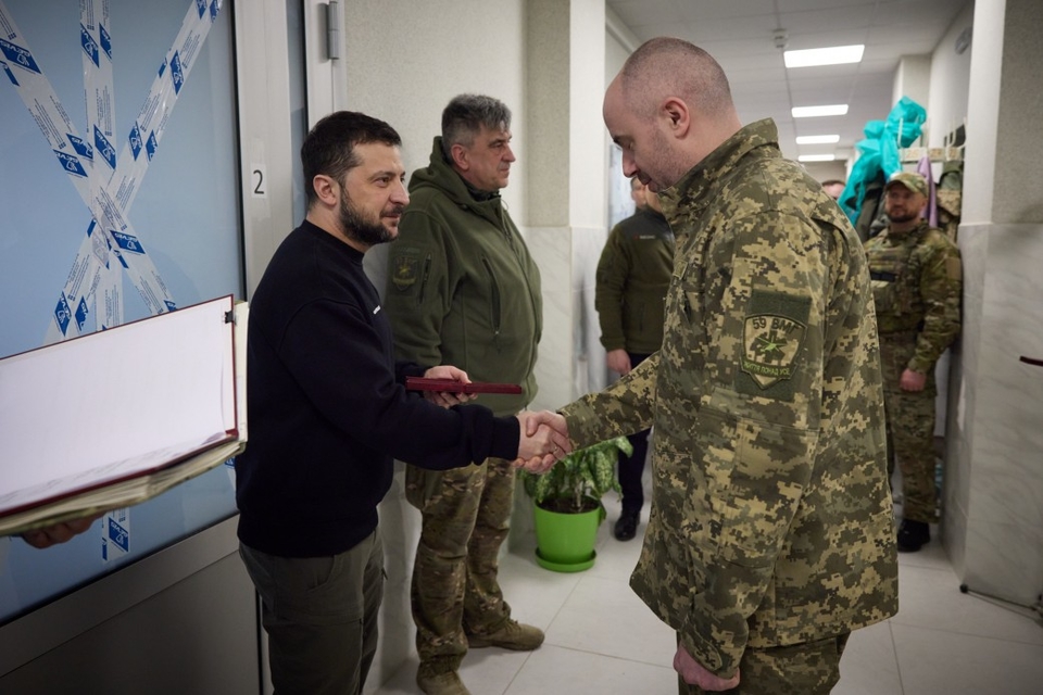 Президент у госпіталі на Донеччині вручив нагороди військовим 