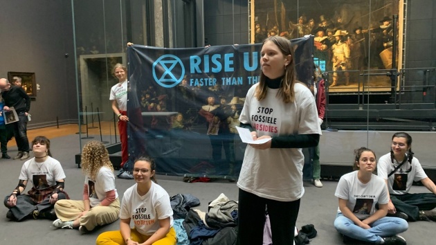 В Амстердамі у Рейксмузеум кліматичні активісти влаштували акцію