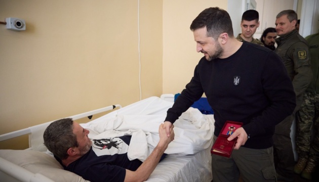 Зеленський відвідав поранених захисників у госпіталі Запоріжжя