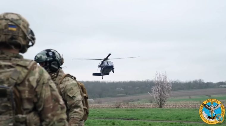 Українські спецпризначенці працюють з американським вертольотом Black Hawk