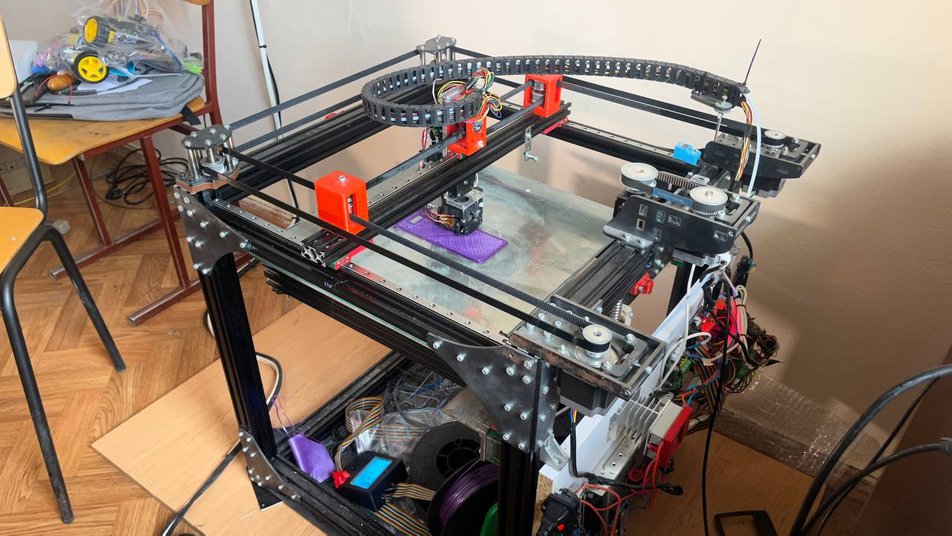 3D-принтер, на якому виготовляють деталі для приладів.