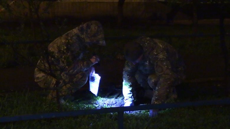 Правоохоронці збирають фрагменти боєприпасу на вулиці Милославській у Києві