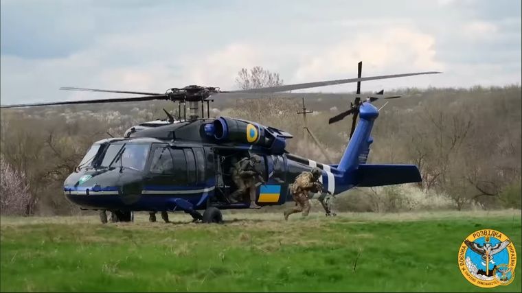 Українські спецпризначенці працюють з американським вертольотом Black Hawk