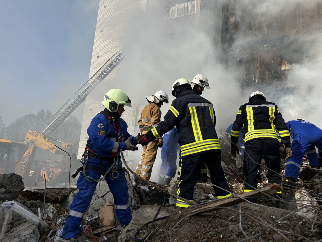 Ракетний удар по Умані пошкодив близько 10 багатоквартирних будинків. Під завалами залишаються люди.