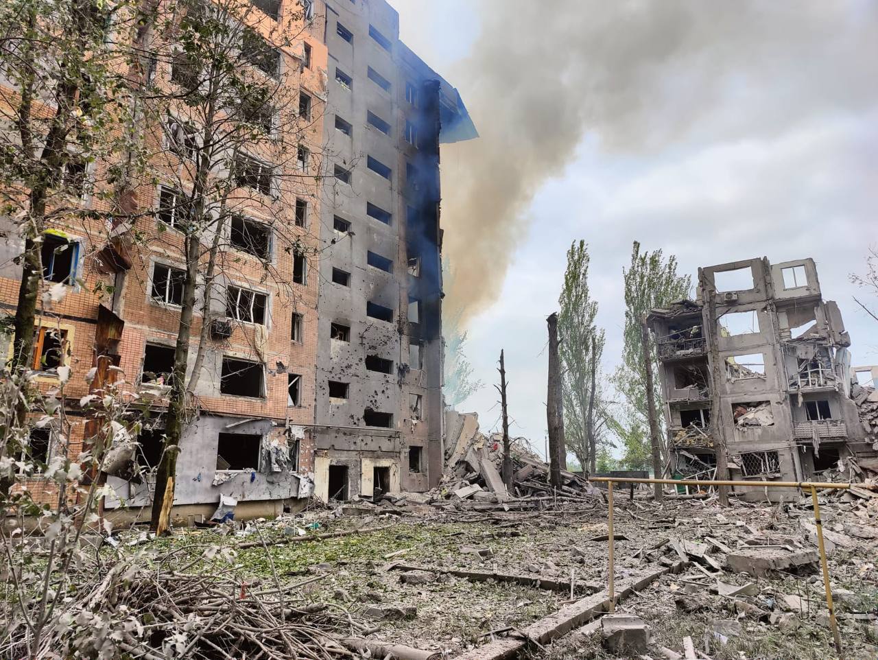 В Донецкой области оккупационные войска нанесли удар ракетой по многоэтажке  в Авдеевке: под завалами есть люди – Рубрика