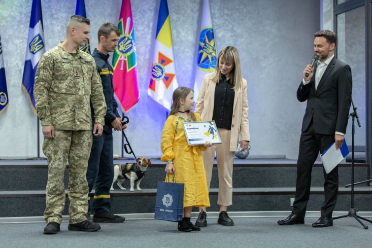 Молода виконавця на сопілці