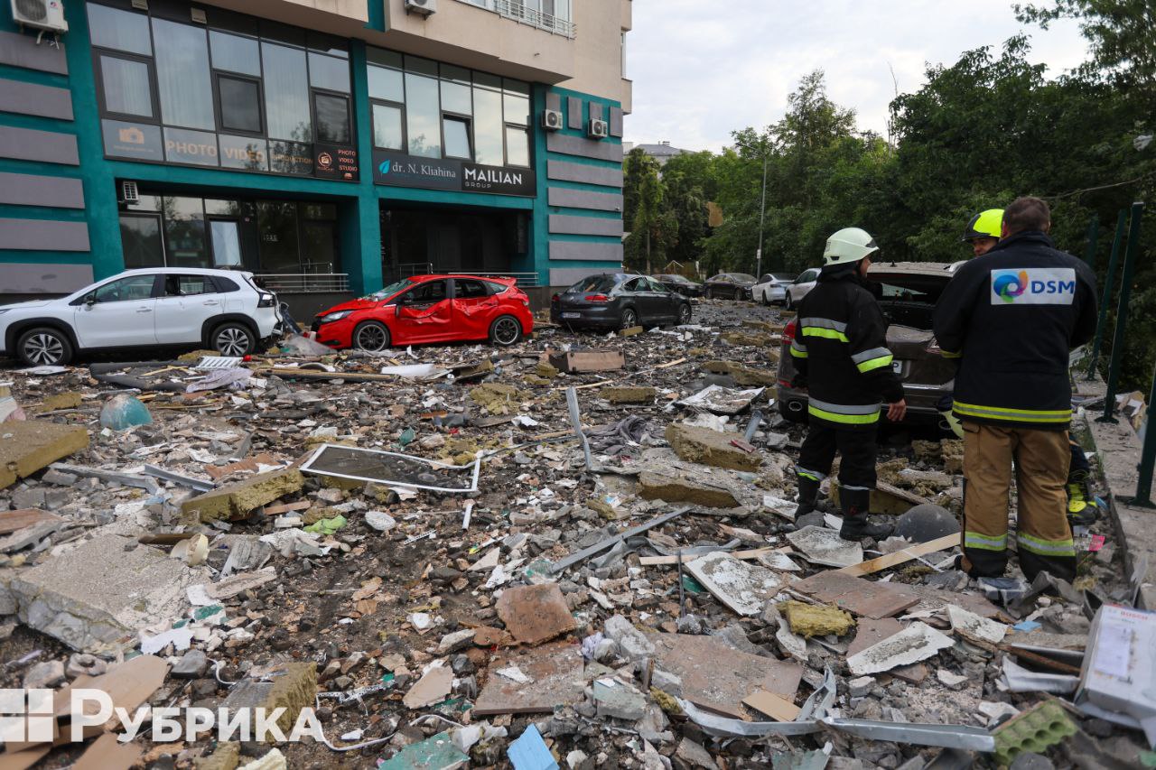 падіння уламків на житловий будинок у Соломʼянському районі Києва