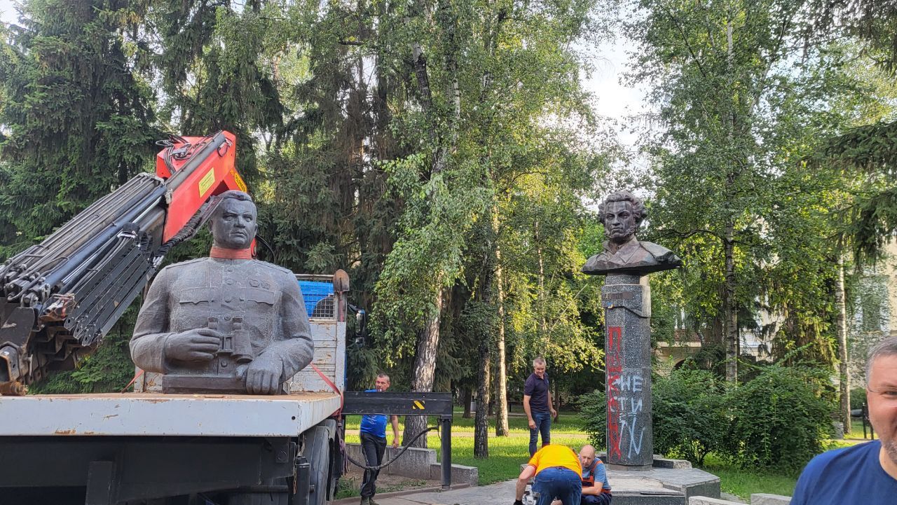 у Полтаві демонтували пам'ятники радянському генералу Миколі Ватутіну та поету Олександру Пушкіну