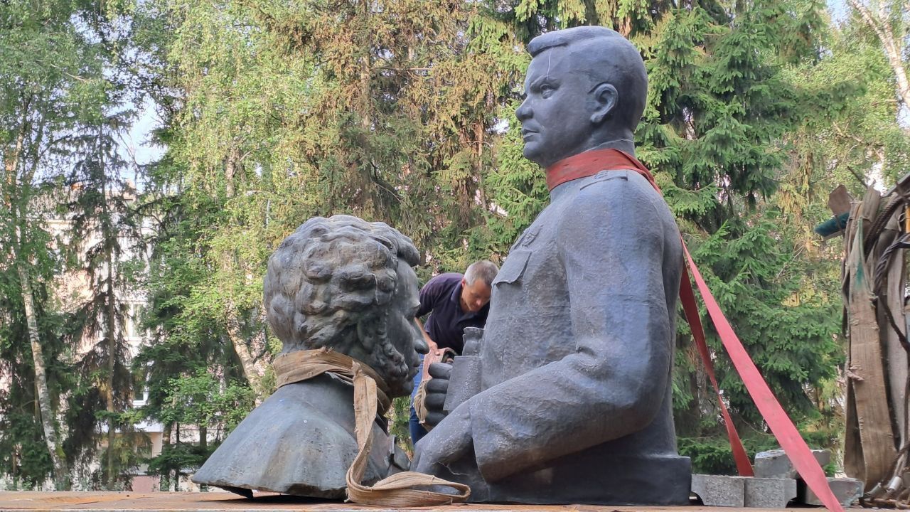 у Полтаві демонтували пам'ятники радянському генералу Миколі Ватутіну та поету Олександру Пушкіну