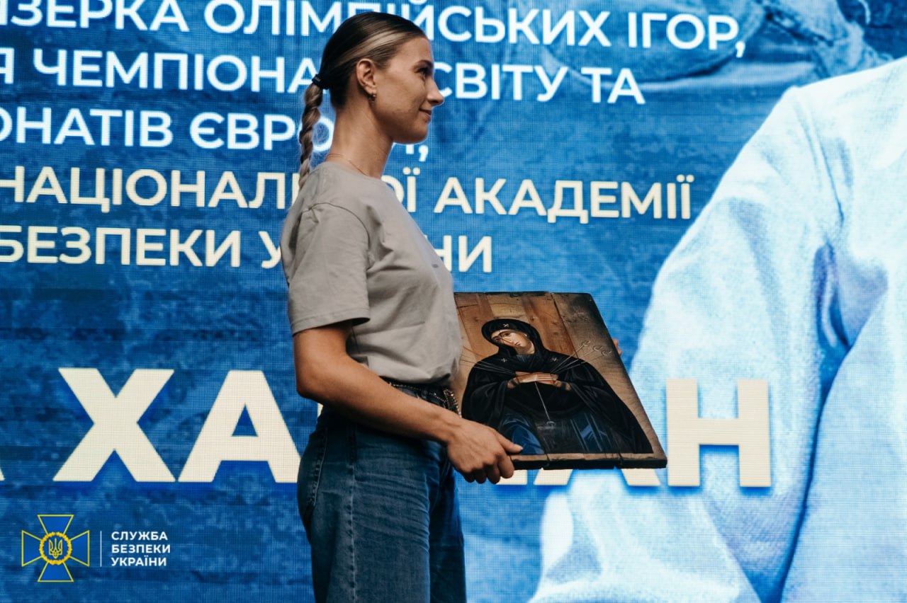 Ольга Харлан виступає перед курсантами Національної академії СБУ