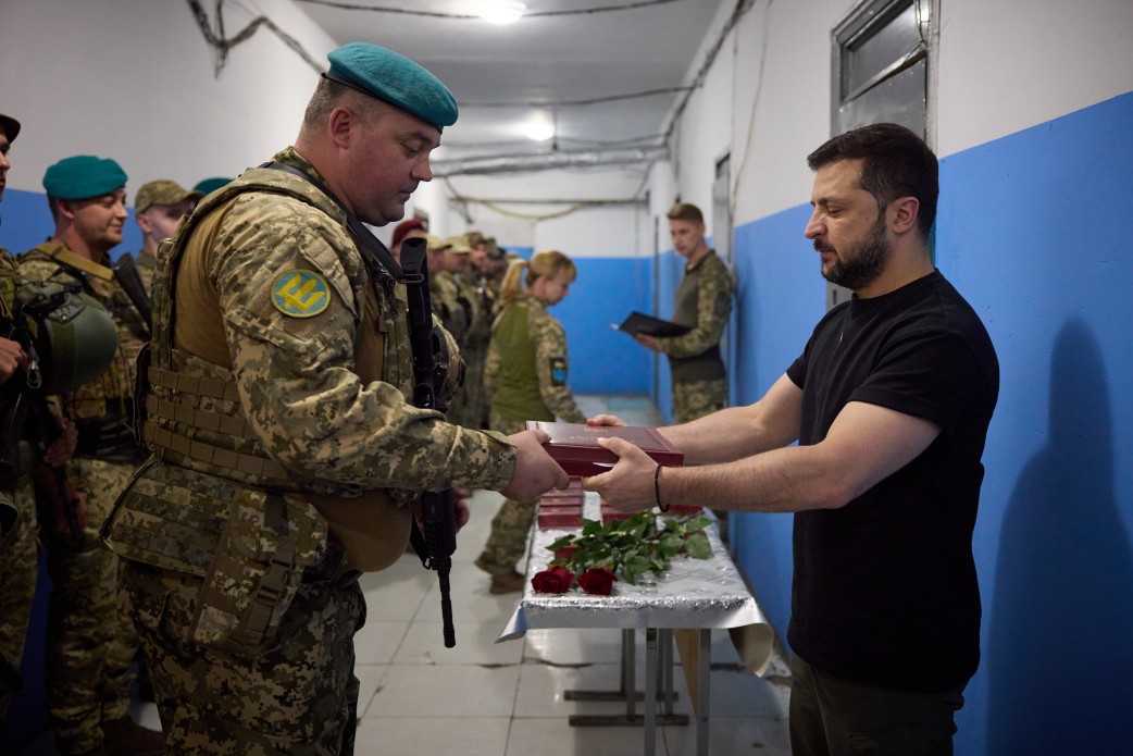 Зеленський нагородив українських військових