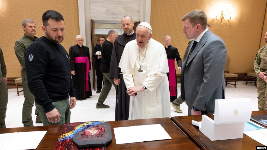Зеленський подарував картину папі Римському