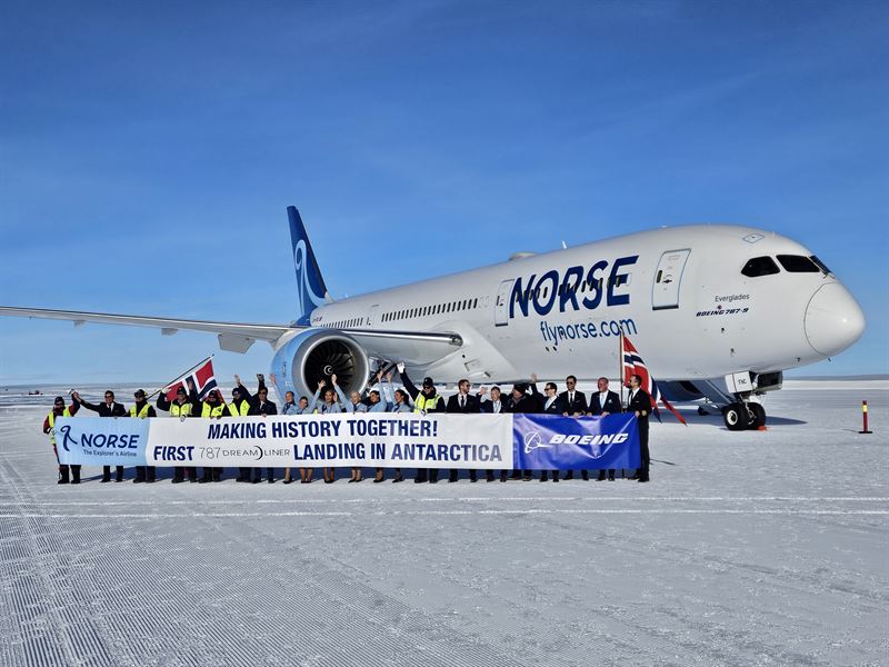В Антарктиді приземлився пасажирський літак