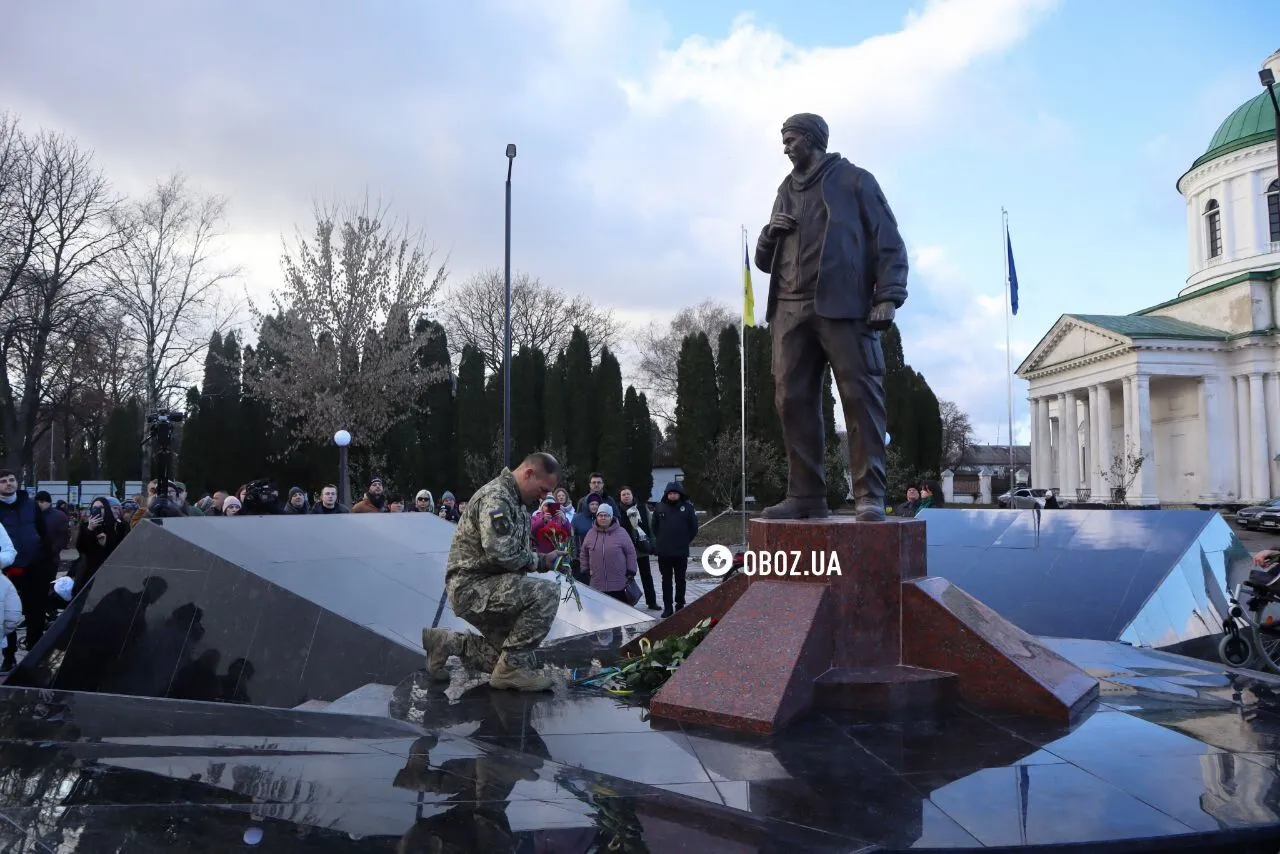 У Ніжині відкрили пам'ятник Герою Олександру Мацієвському