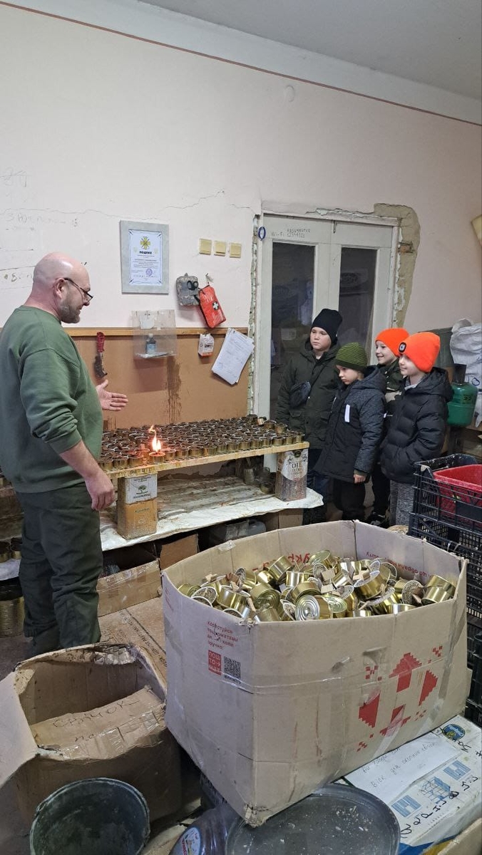 Чернівецька гімназія відправила на фронт майже 50 тисяч окопних свічок