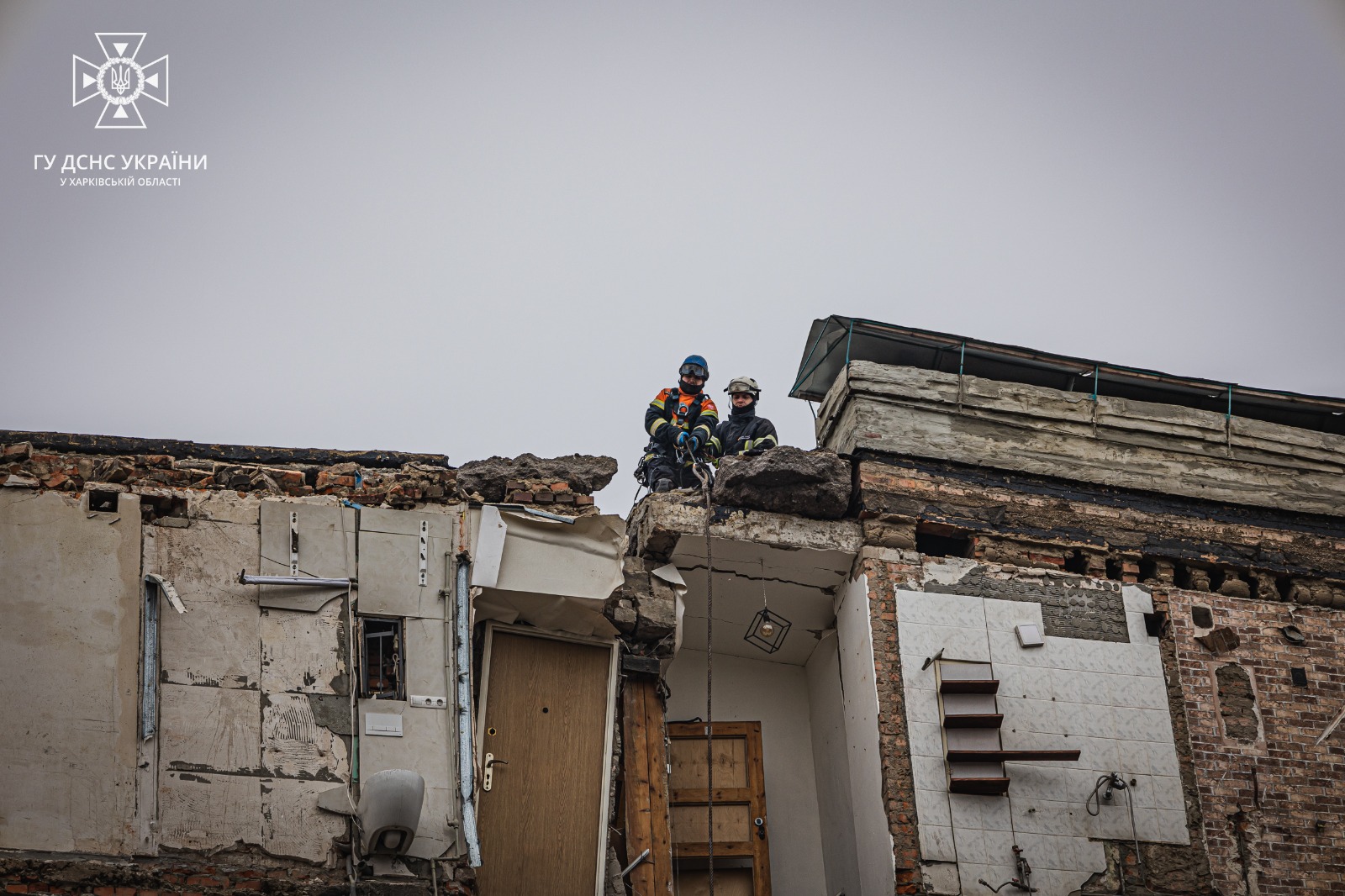 Аварійні роботи на місці зруйнованої російською ракетою п'ятиповерхівки у Харкові завершено