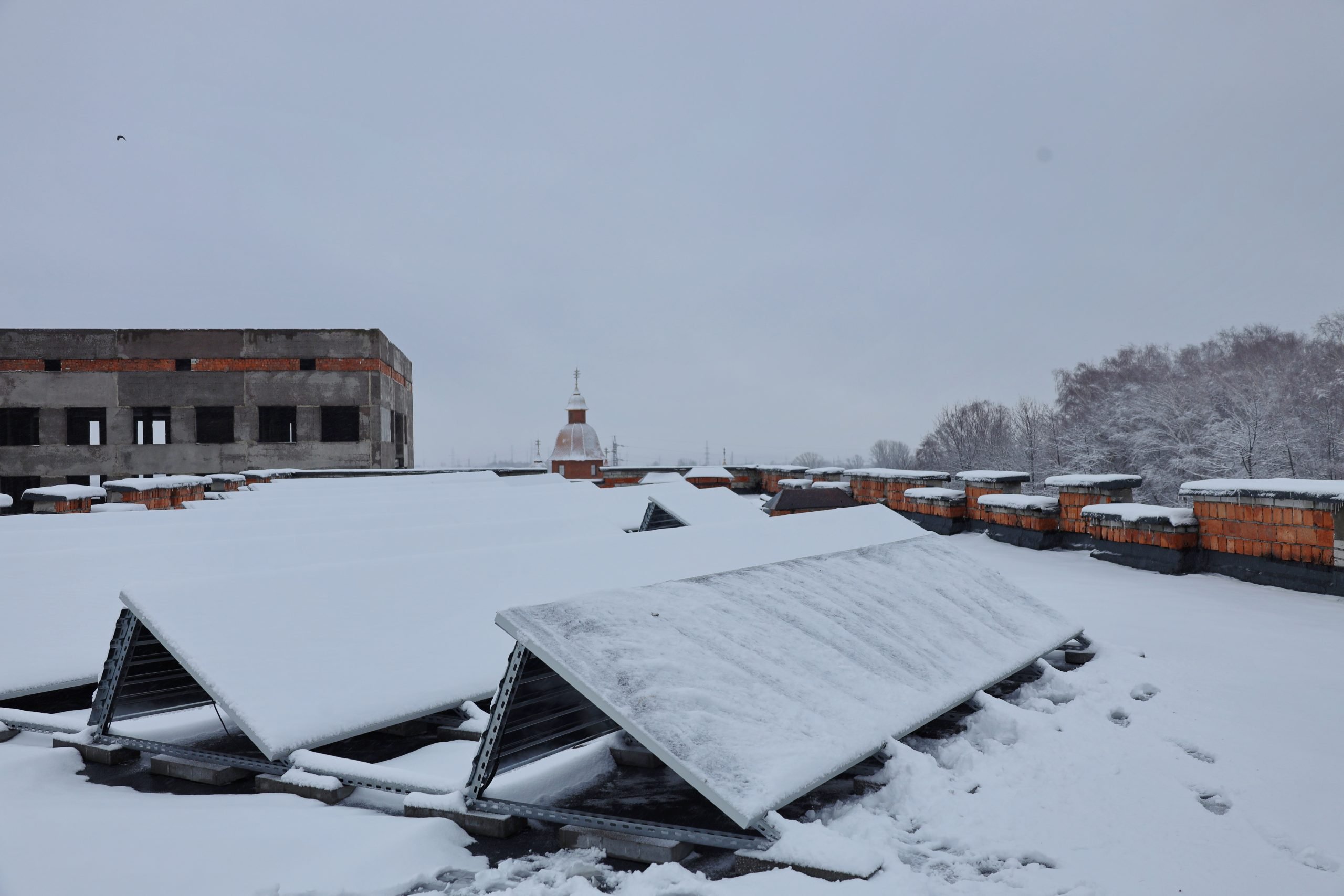 На Львівщині на даху лікарні встановили гібридну сонячну електростанцію