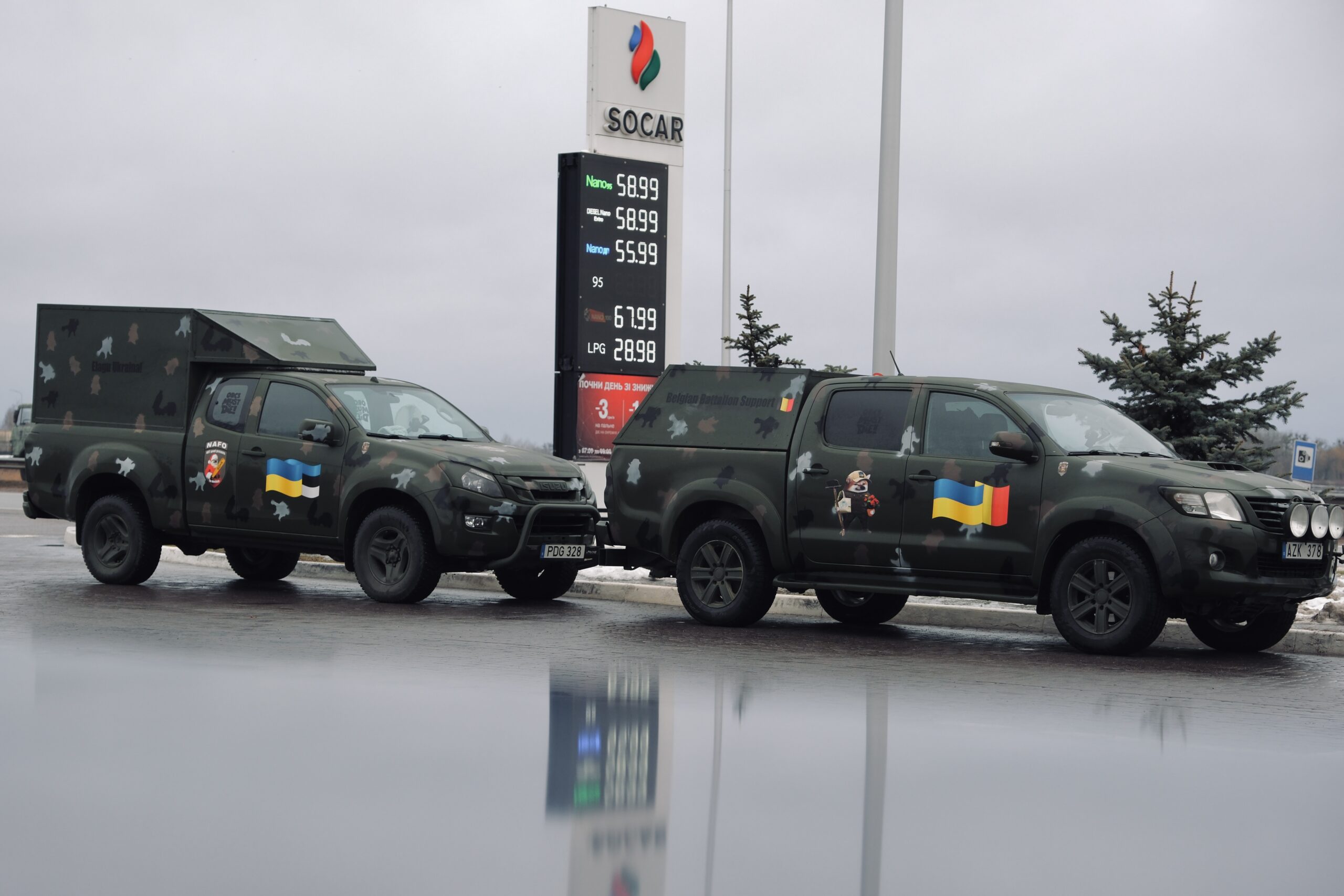 Естонські волонтери передали ЗСУ автомобілі